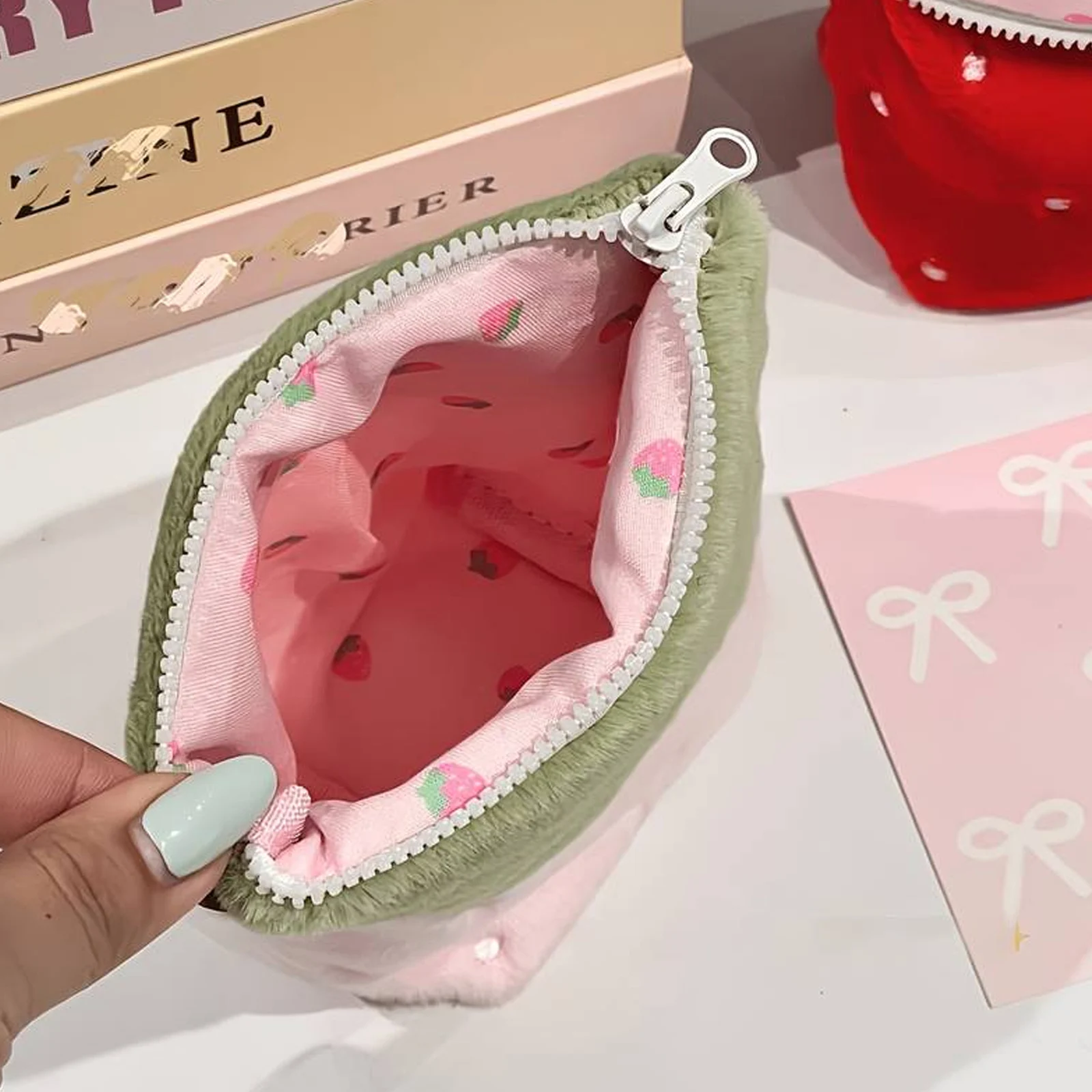 Vertikales Plüsch-Erdbeer-Federmäppchen in Rosa 3