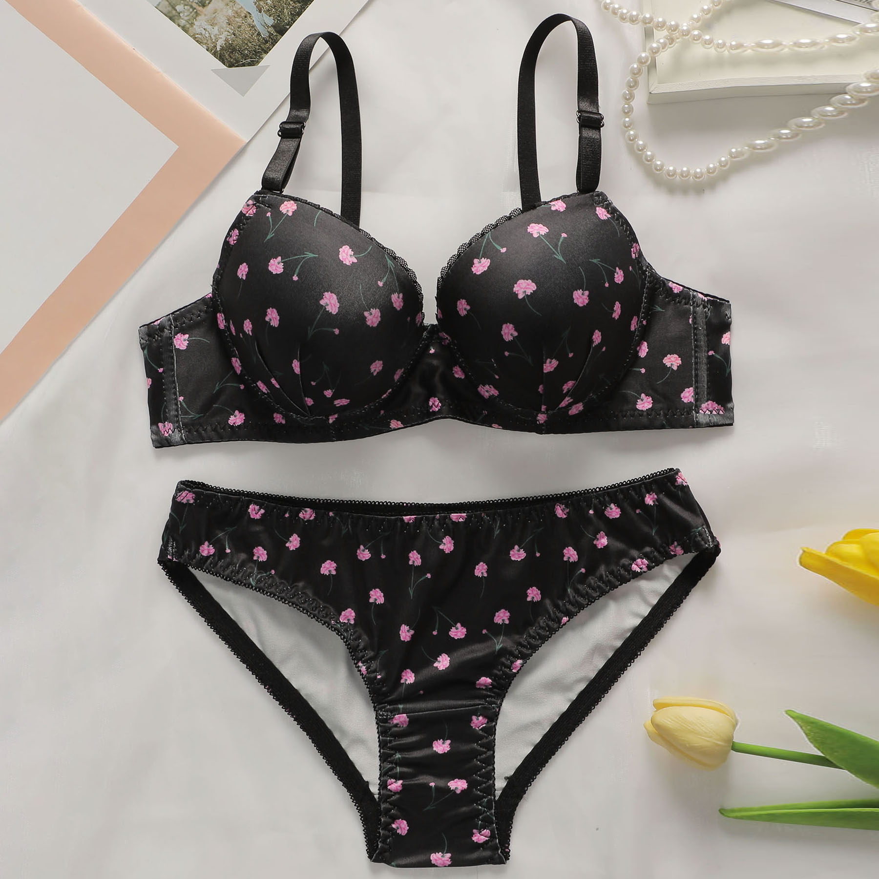 Minimalistisches Damen-Dessous-Set