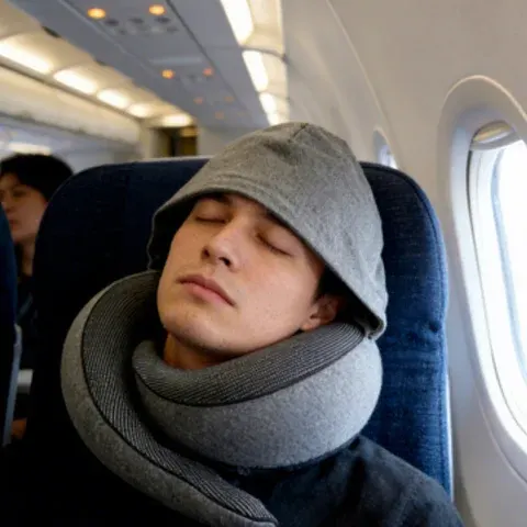 Kapuzen-Reisekissen aus Memory Foam