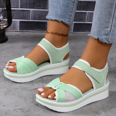 Flache Sandalen