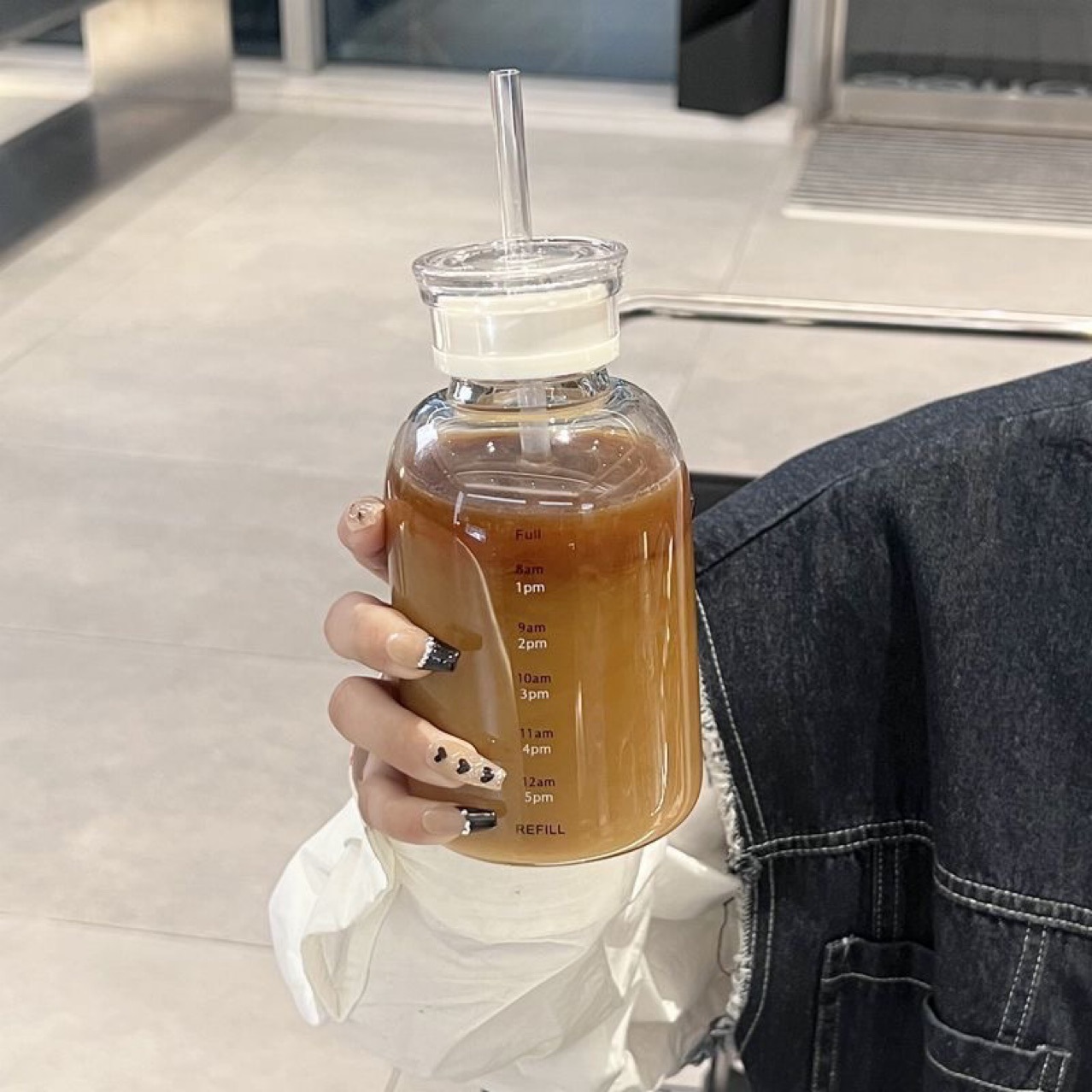 Großvolumige Glas-Wasserflasche mit Strohhalm 3