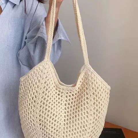 Geflochtene Strandtasche aus Stroh