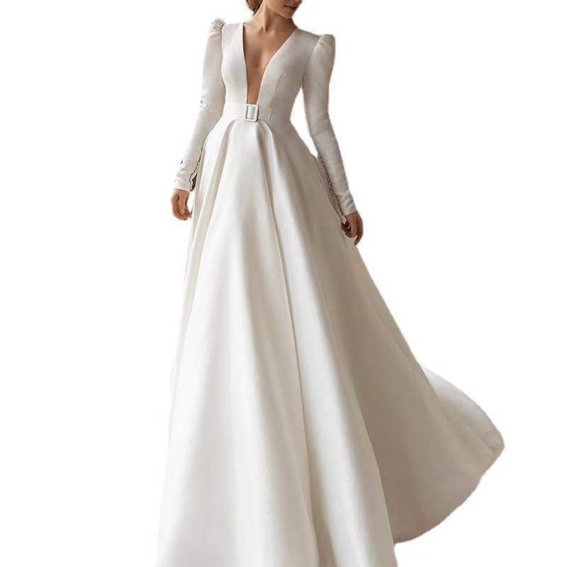 Weißes Satin-Kleid mit Langrock