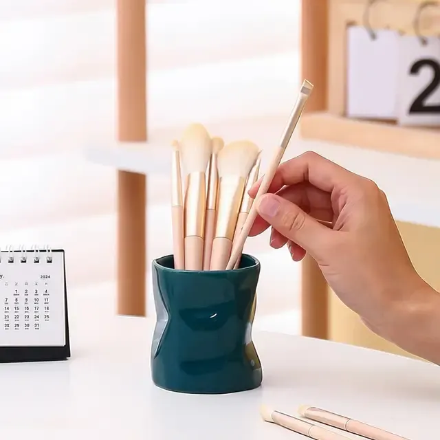 Körperförmiger Schreibtisch-Pinselhalter 3