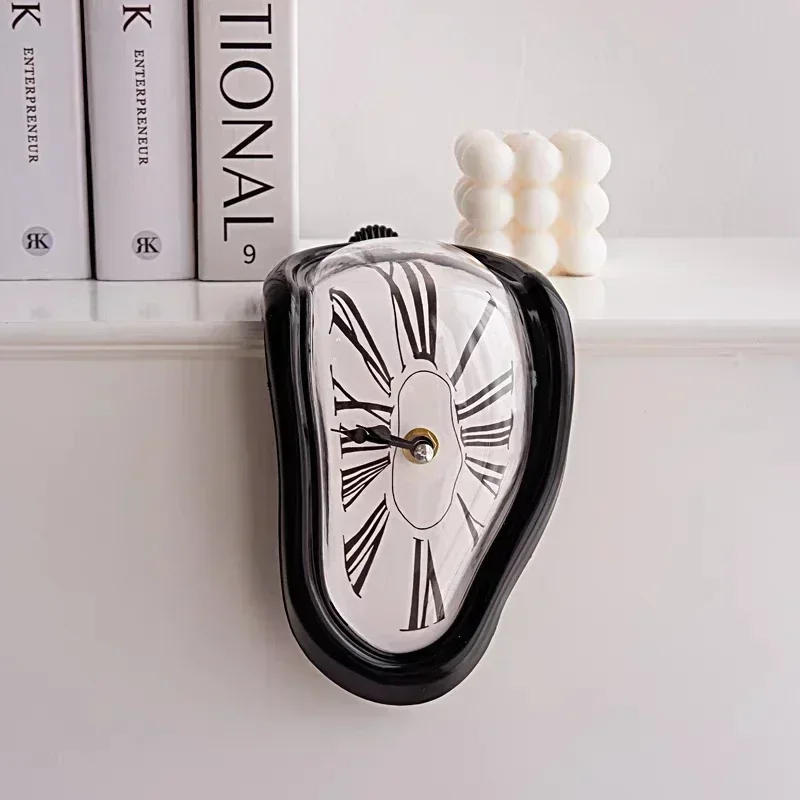 Surreale Wanduhr 3