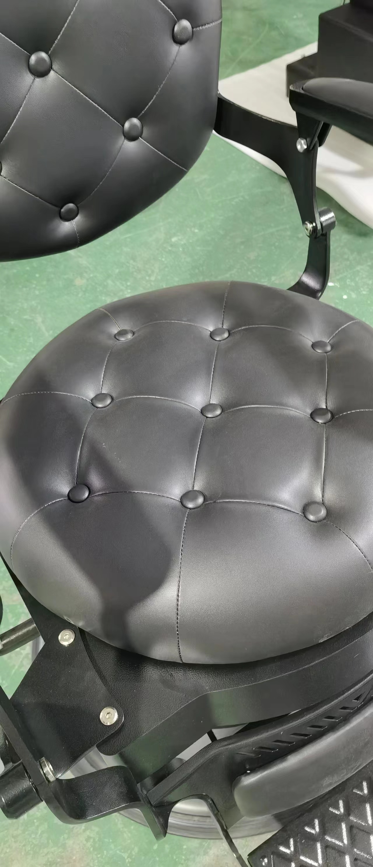 Europäischer Friseurstuhl Schwarz Schwerlast Salon 4