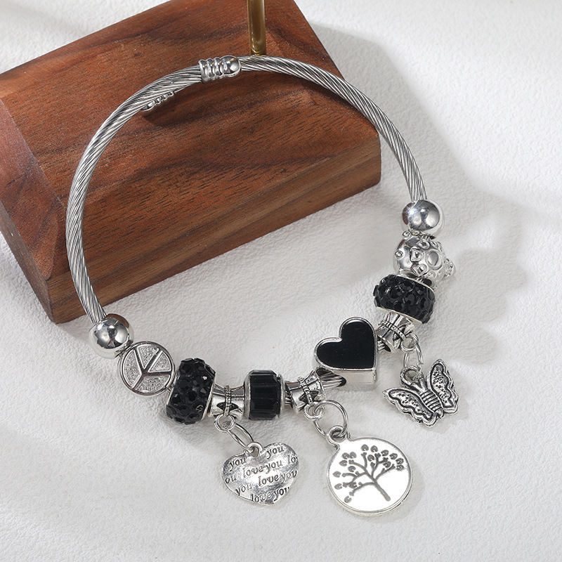 Bunt perlenbesetztes Charm-Armband mit Schmetterling 3