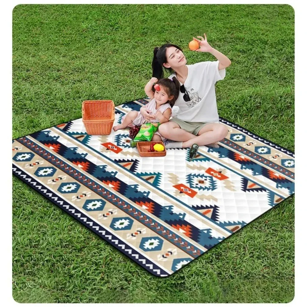 Wasserdichte Picknickdecke mit Tragegriff 4
