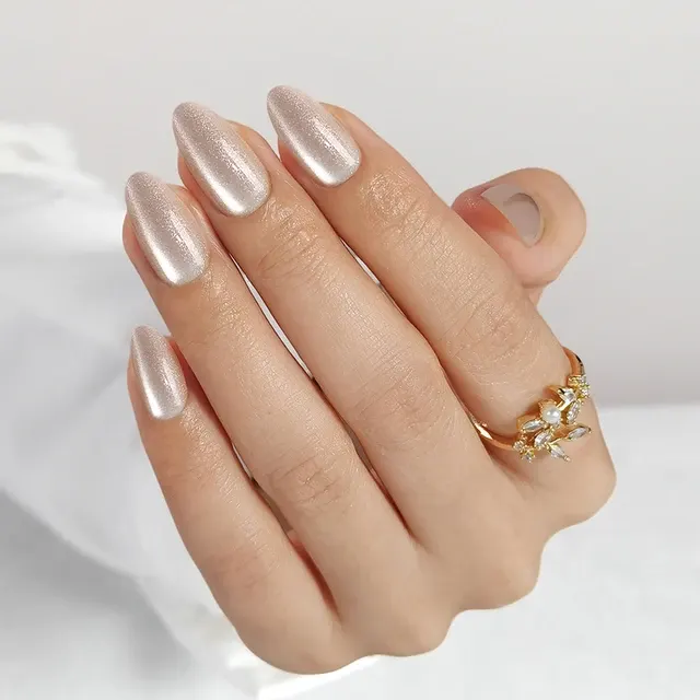 Champagnerfarbene Cat-Eye Press-on Nägel, kurze Mandelform 3