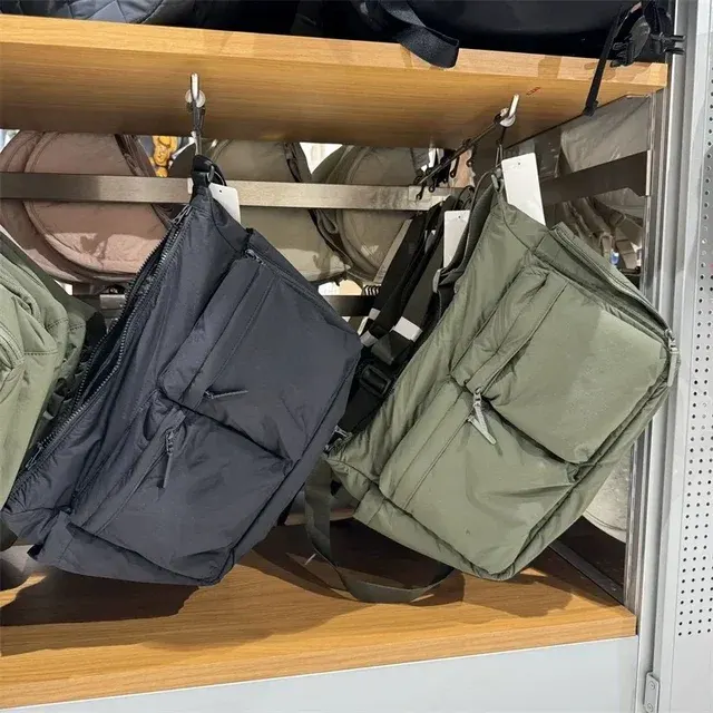 Große Freizeit-Umhängetasche mit Laptopfach 2