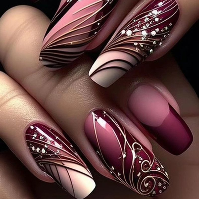 Nagelsticker mit Linienmuster