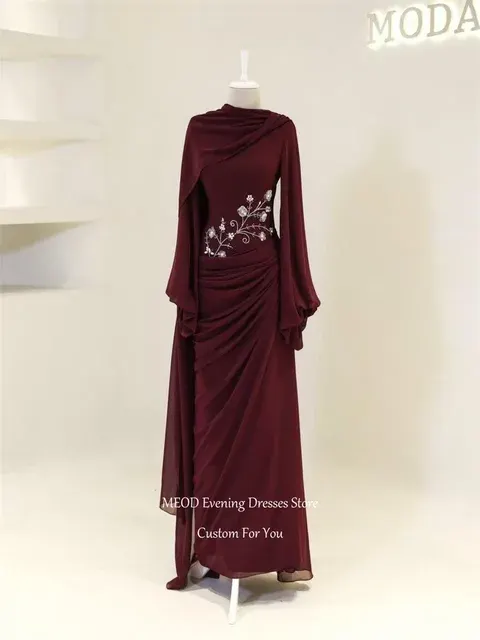 Abendkleid mit hohem Kragen 4