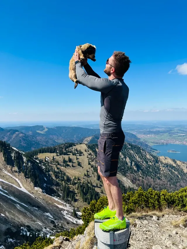 Sebastian hält Rosi auf einem Berggipfel hoch